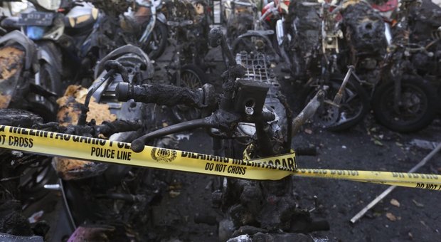 Indonesia, un'altra famiglia kamikaze si fa esplodere davanti al quartier generale della polizia