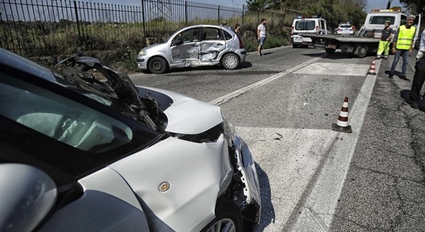 Roma, schianto tra due auto sulla Flaminia: donna incinta ricoverata sotto choc