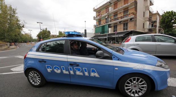 Coronavirus a Napoli, esce di casa in scooter e fa manovre spericolate: denunciato dalla polizia