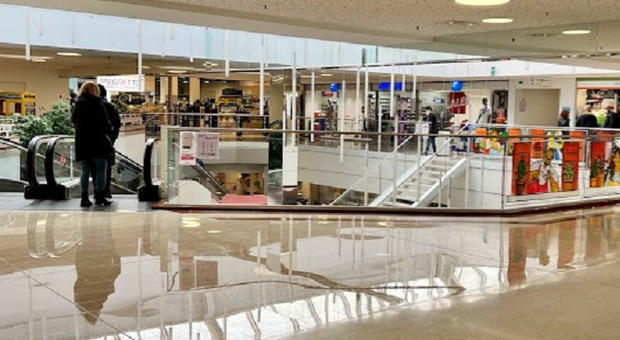 Terrore al centro commerciale: precipita nel vuoto dal primo piano davanti a decine di clienti