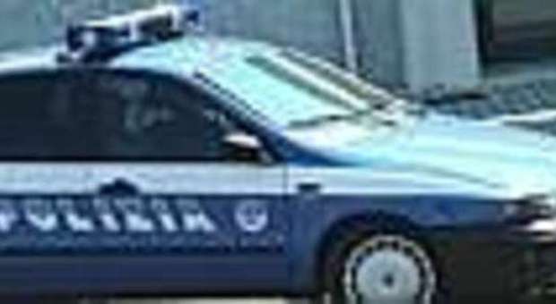 Ancona, a piedi disorientato in autostrada tra le auto che lo schivano: salvato dalla Polizia