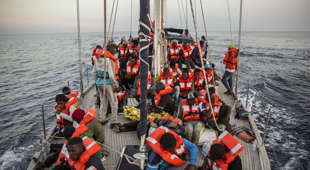 A Malta i 13 migranti più «deboli» a bordo di Mediterranea. Ong tedesca ne salva altri 65