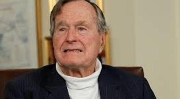 George Bush senior in ospedale per una crisi respiratoria: paura per l'ex presidente Usa
