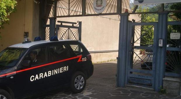 Blocca il traffico con l'automobile e aggredisce i carabinieri