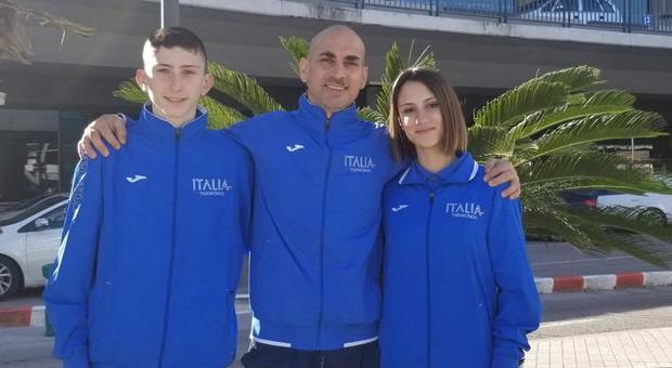 Gli atleti Dennis Baretta e Noemi Manzolli insieme al coach del Taekwondo 16 Latina Giovanni Lo Pinto