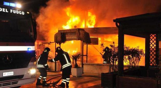 Città Sant'Angelo. Incendio doloso nella notte, distrutto un bar