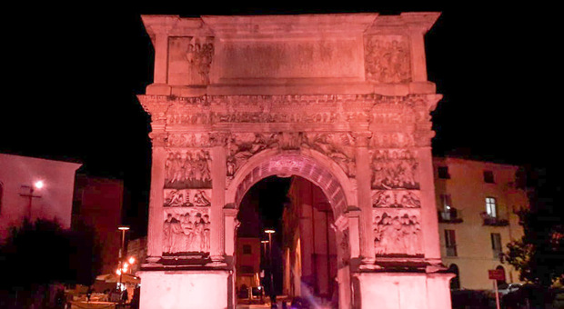 L'Arco di Traiano illuminato di rosa