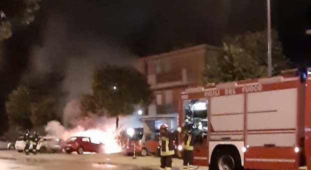 Civitanova, tre auto e uno scooter distrutti dalle fiamme: incendi dolosi, è caccia al piromane