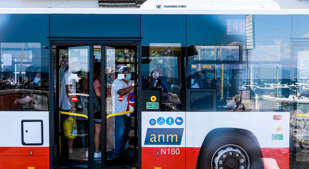 Napoli, analisi dei Nas su bus e treni: nessuna traccia di Covid