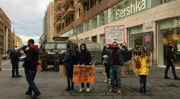«No green pass», protesta a Napoli in via Toledo: «È uno strumento politico dittatoriale»