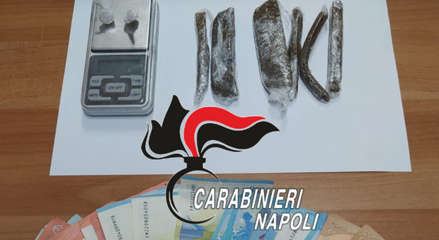 San Giorgio a Cremano, pensionato scoperto con 6 stecche di hashish e 2 dosi di cocaina: arrestato