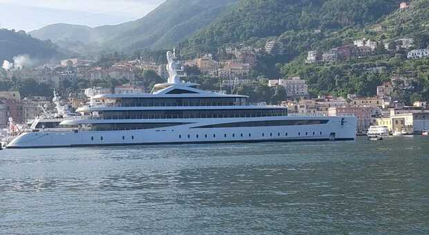 Megayacht Viva di 94 metri approda a Castellammare