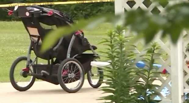 Bambino di 4 anni spara e uccide il fratellino di 2: «Credeva fosse una pistola giocattolo»