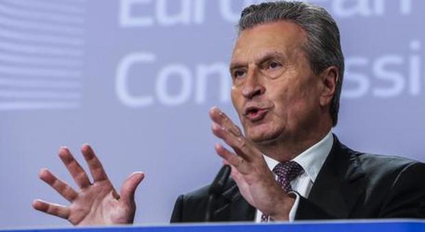 Il commissario europeo Oettinger avverte l'Italia: «Penalità se non versate i contributi al bilancio»