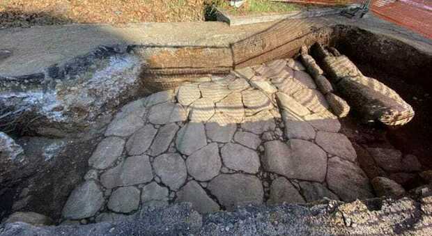 L'antica via Latina riaffiora durante scavi per il gas. Soprintendenza: «Si vedono i solchi dei carri»