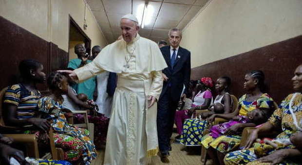 Il Papa visita la moschea di Bangui: Dio è pace, salam