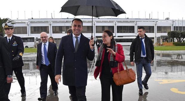 immagine Di Maio gentiluomo: rompe il protocollo e regge l'ombrello alla funzionaria tunisina
