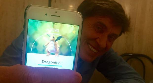 Gianni Morandi gioca a Pokemon Go e chiede consigli: "Sono imbattibile"