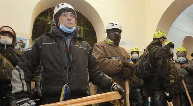 Ucraina, teste di cuoio in azione: barricate a Kiev sotto alla neve. Ianukovich accetta il dialogo con l'opposizione. Clooney: «Manifestanti sono voi»