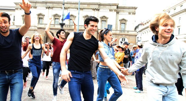 Roberto Bolle durante il flash mob a piazza della Scala per la Giornata Mondiale della Danza