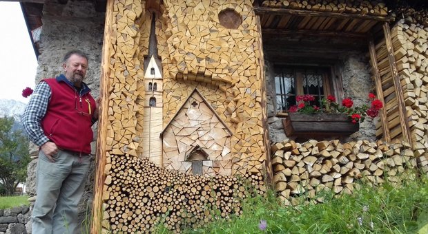 Sandro Savio e la chiesa di San Simon mirabilmente raffigurata in una catasta di legna