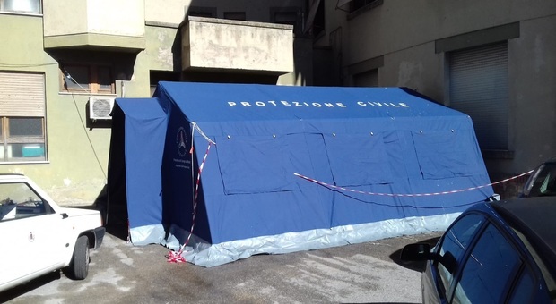 Tenda della Protezione Civile posizionata davanti all'Ospedale di Narni