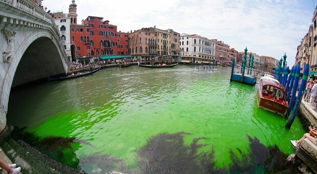 Venezia, acqua verde in Canal Grande. L'Arpav: «Improbabile sia un incidente». In acqua elevata quantità di fluoresceina