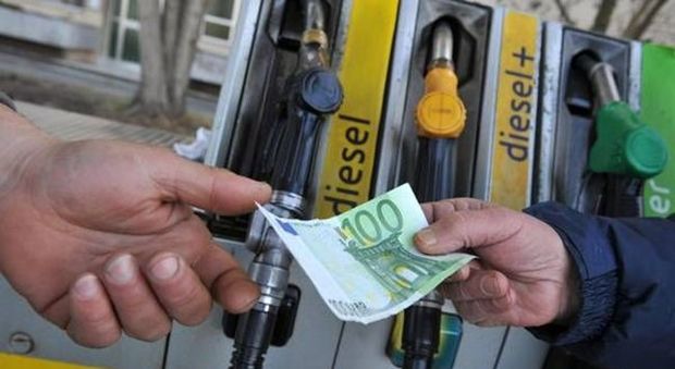 Carburanti, calano consumi ma aumento prezzi fa crescere la spesa