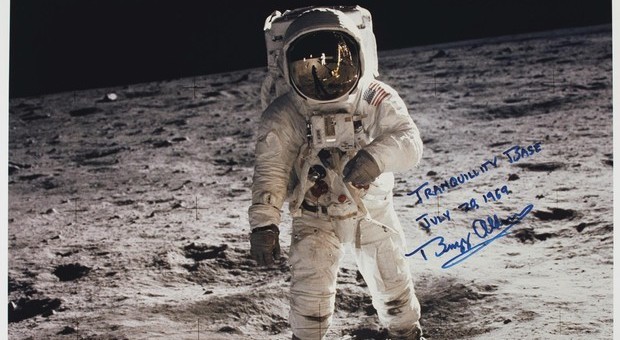 Luna, all'asta a New York il manuale di bordo dell'Apollo 11: 7-9 milioni di dollari