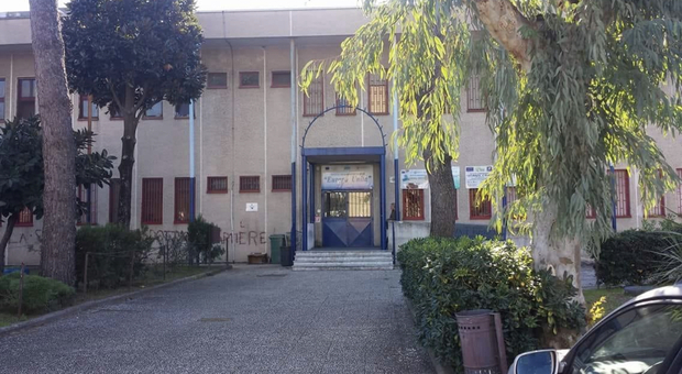 Afragola, furto e vandalismo nella scuola “Europa Unita” del rione Salicelle