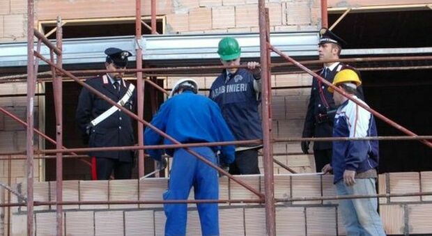 Controlli dei carabinieri nei cantieri edilizi