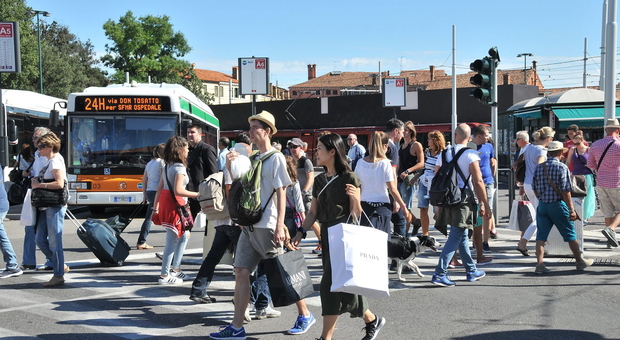 Turisti orientali caricati a bordo e portati a Venezia dai bus abusivi