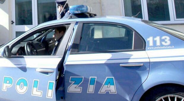 Napoli, targa contraffatta e coltello: due giovani denunciati al centro storico