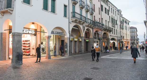 Moria di negozi in centro storico a Padova: le imprese passano da 1.051 nel 2012 a 928 nel 2020
