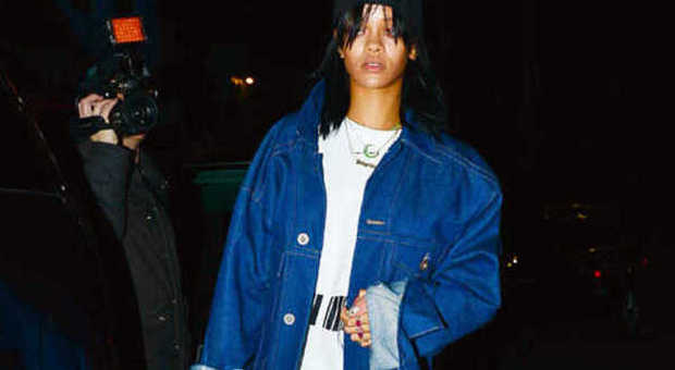 Rihanna passeggia di sera a Los Angeles