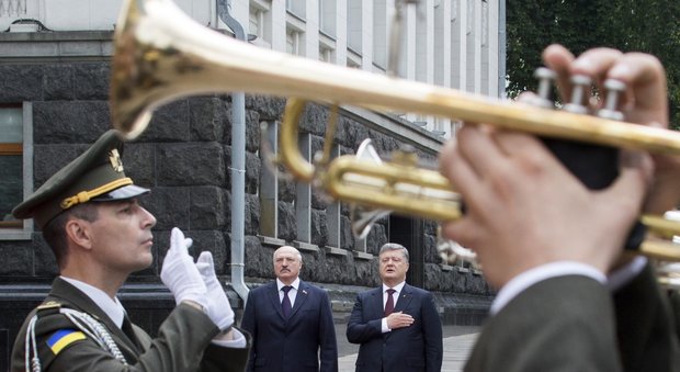 Ucraina, a seno nudo davanti ai presidenti Poroshenko-Lukashenko: attivista rischia cinque anni