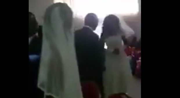 Va al matrimonio dell'amante con il vestito da sposa: e in chiesa scoppa il caos Video