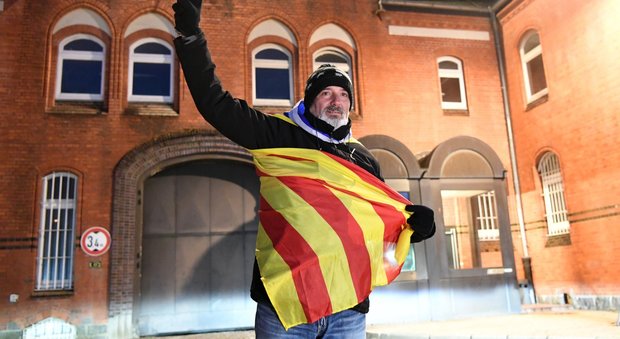 La Germania libera Puigdemont e il Belgio rilascia i "suoi" tre ministri