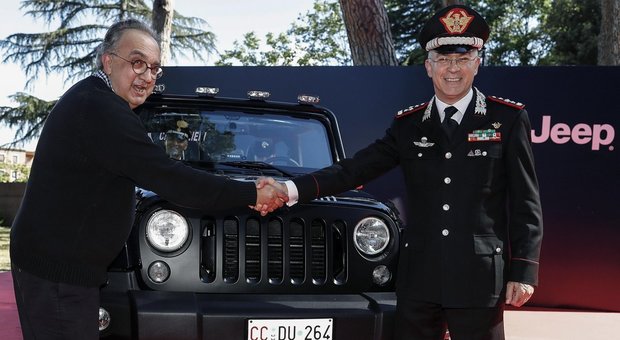 Sergio Marchionne, amministratore delegato di FCA, con Giovanni Nistri, Comandante Generale dei Carabinieri, durante la consegna di una Jeep Wrangler all'Arma dei Carabinieri al Comando Generale dei Carabinieri a Roma
