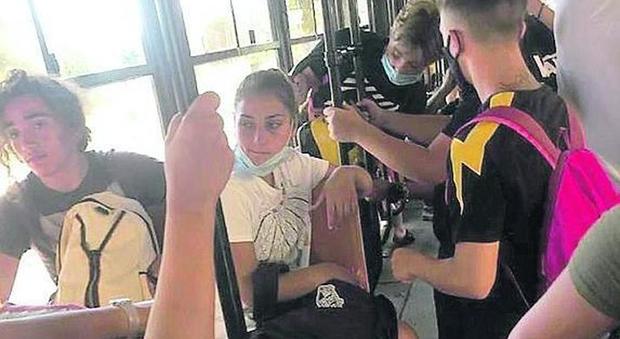 Bus Anm nel caos, sui social l'ira di Bassolino: «Ressa sul 140 e niente mascherine»