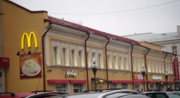 Ucraina, Mosca per ritorsione chiude i McDonald's: «Violazioni sanitarie»