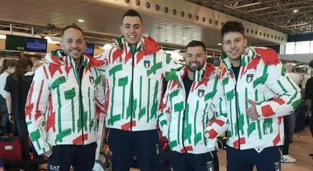 La nazionale italiana di Curling che gareggerà a Pechino, con indosso la divisa realizzata da Giorgio Armani
