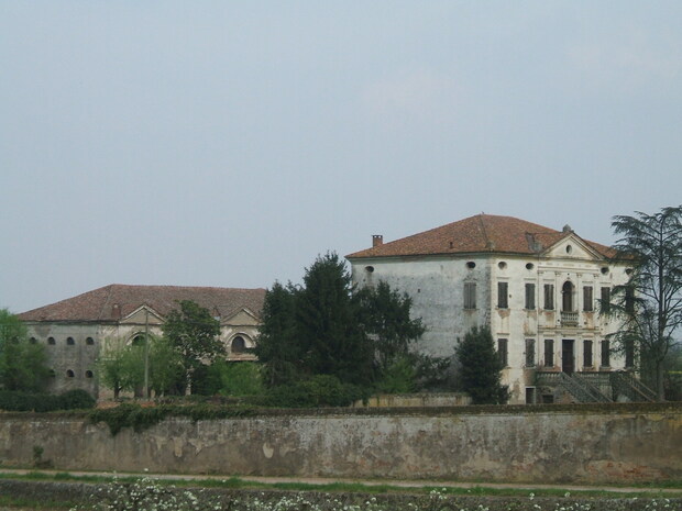 Villa Ca’ Moro, a circa 4 chilometri dal centro abitato, in località Bressane