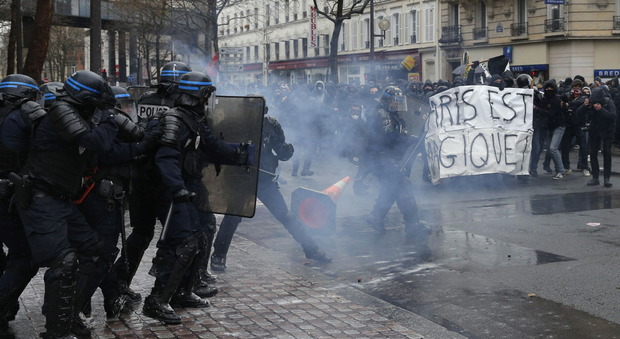Francia, studenti in piazza contro la legge sul lavoro: scontri contro la polizia