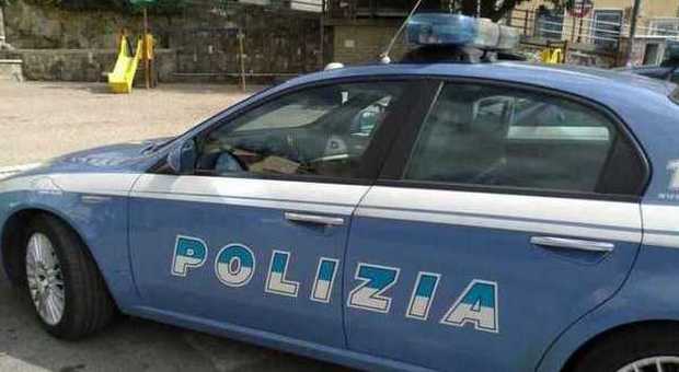 Roma, coppia aggredita e rapinata in casa: ladri in fuga con occhiali e telefonino