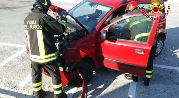 Senigallia, violento schianto tra auto sul lungomare: in due all'ospedale