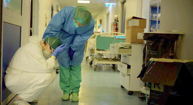 Coronavirus, infermiera aggredita alla fine del turno di lavoro: le hanno sputato in faccia