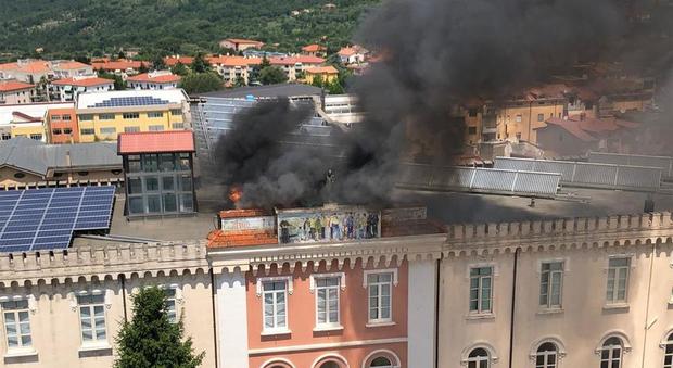 Incendio a Vallo della Lucania: in fiamme il palazzo vescovile