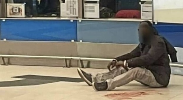 Terrore in stazione a Napoli: uomo accoltellato in mezzo alla folla FOTO