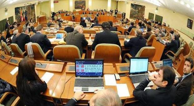 Consiglio regionale Campania, via libera alle assunzioni anche di zii e nipoti. M5S: «Rischio nuovi scandali»